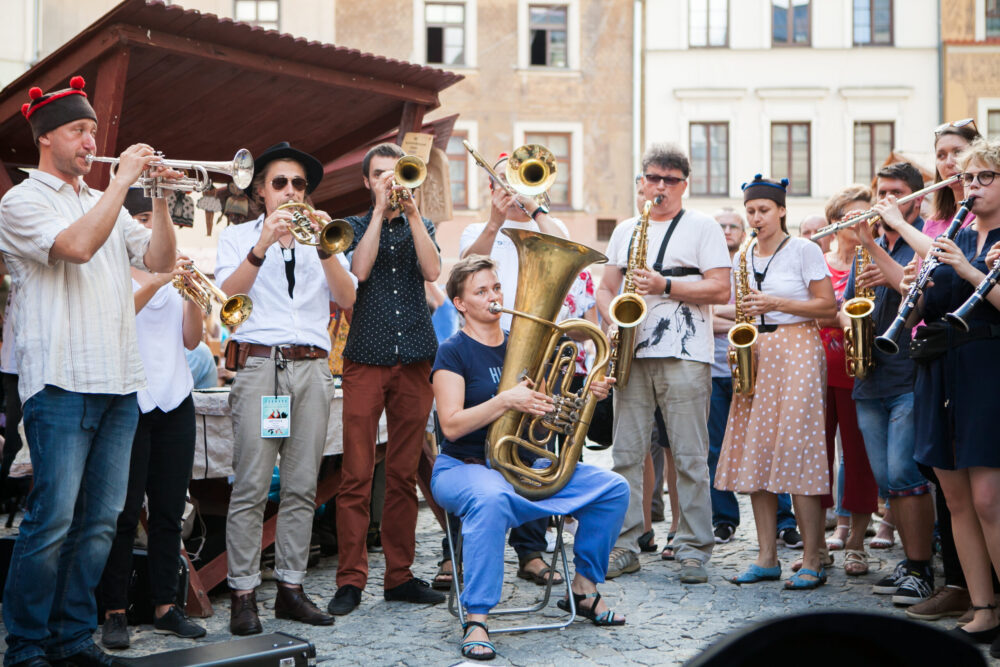 fot. Bartek Żurawski (15) Sekcja dęta Orkiestry Jarmarku Jagiellońskiego na Rynku Starego Miasta. Młodzi ludzie grają m.in. na trąbkach, saksofonach, klarnetach i tubie. Część z nich ma na głowie gamerki, tradycyjne lubelskie nakrycia głowy.