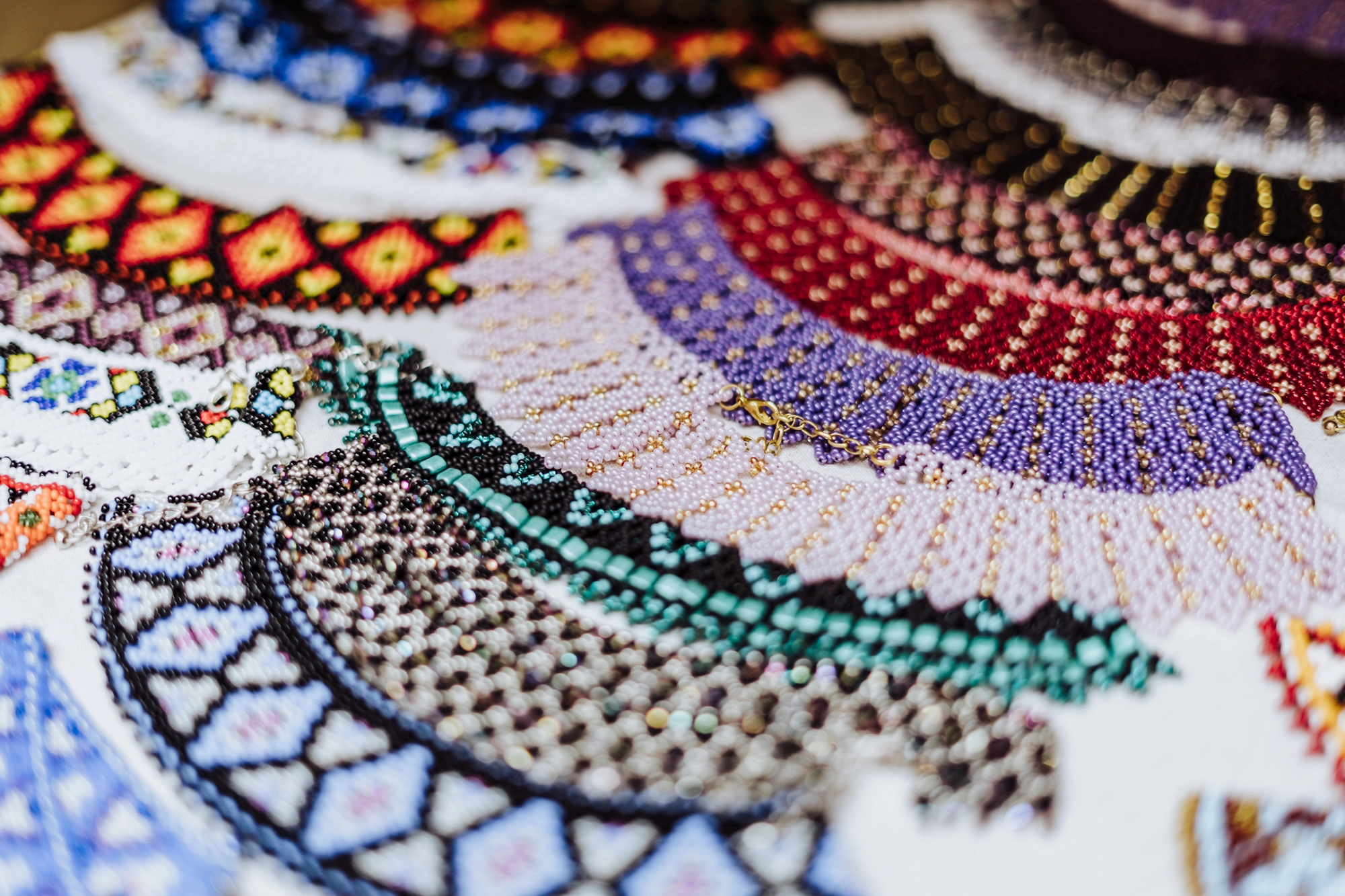 Biżuteria koralikowa leży a stole.