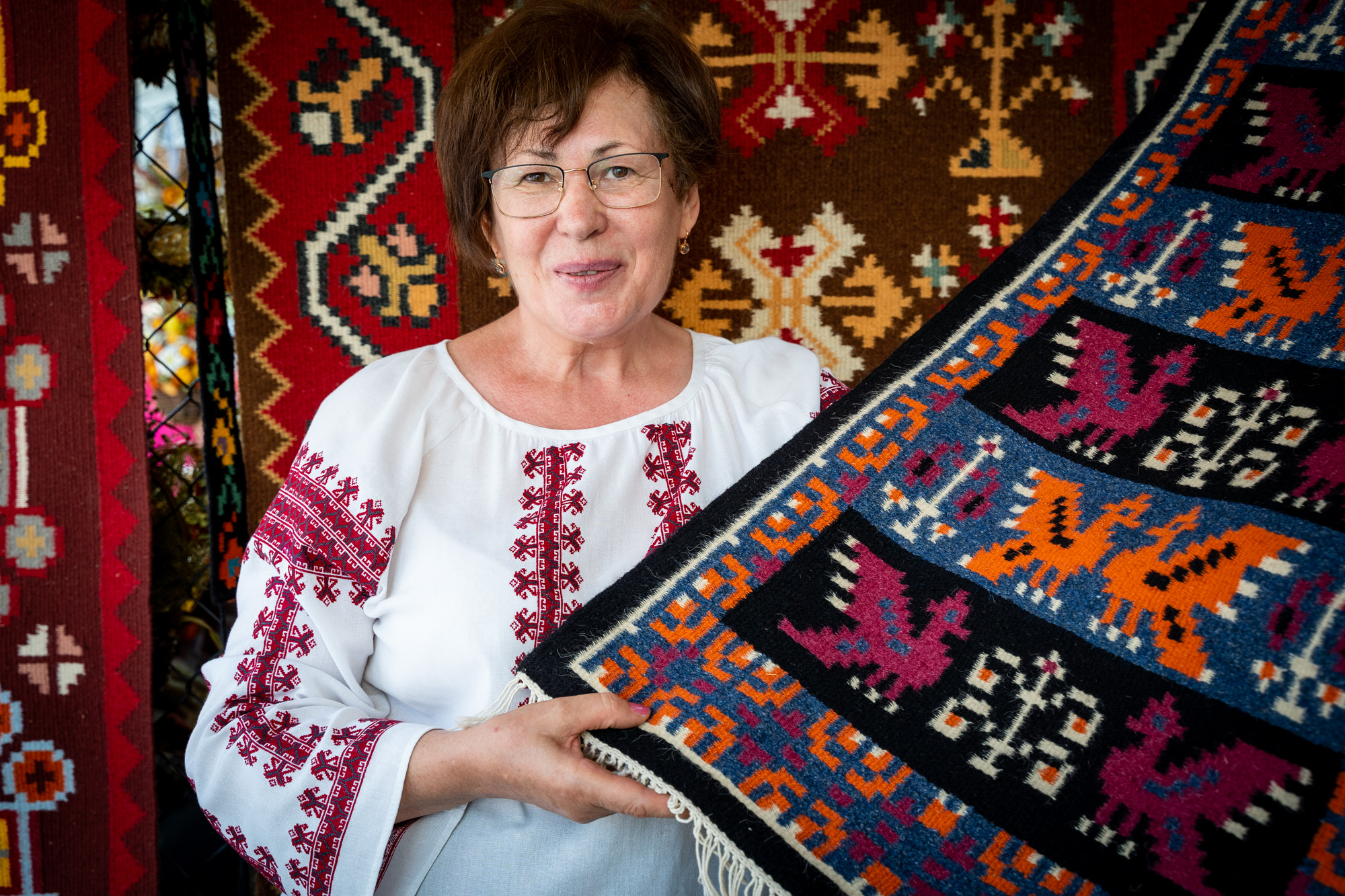 Valentyna Dobrovolska prezentuje tkany przez siebie kilim.