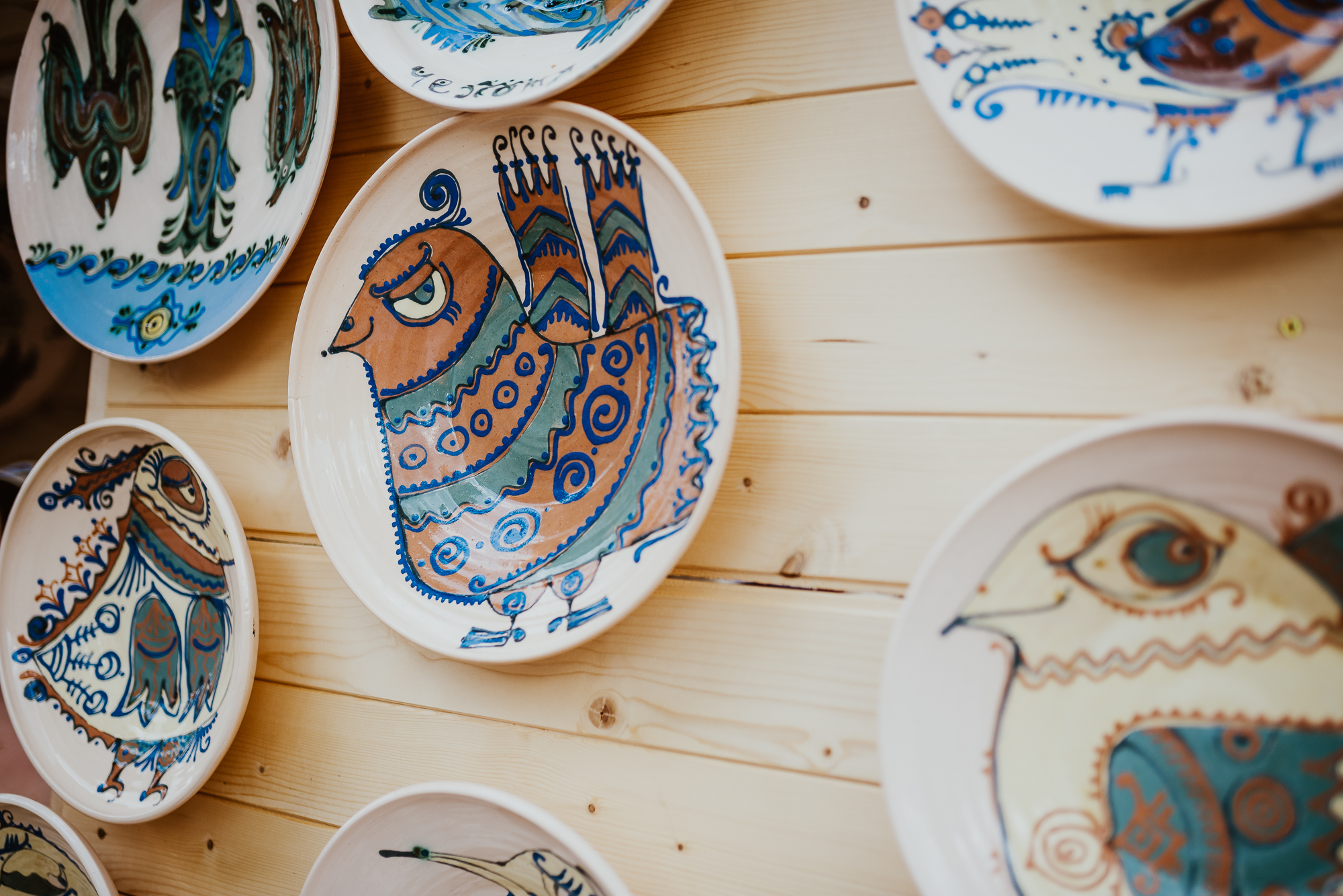 Talerze ceramiczne ręcznie malowane.