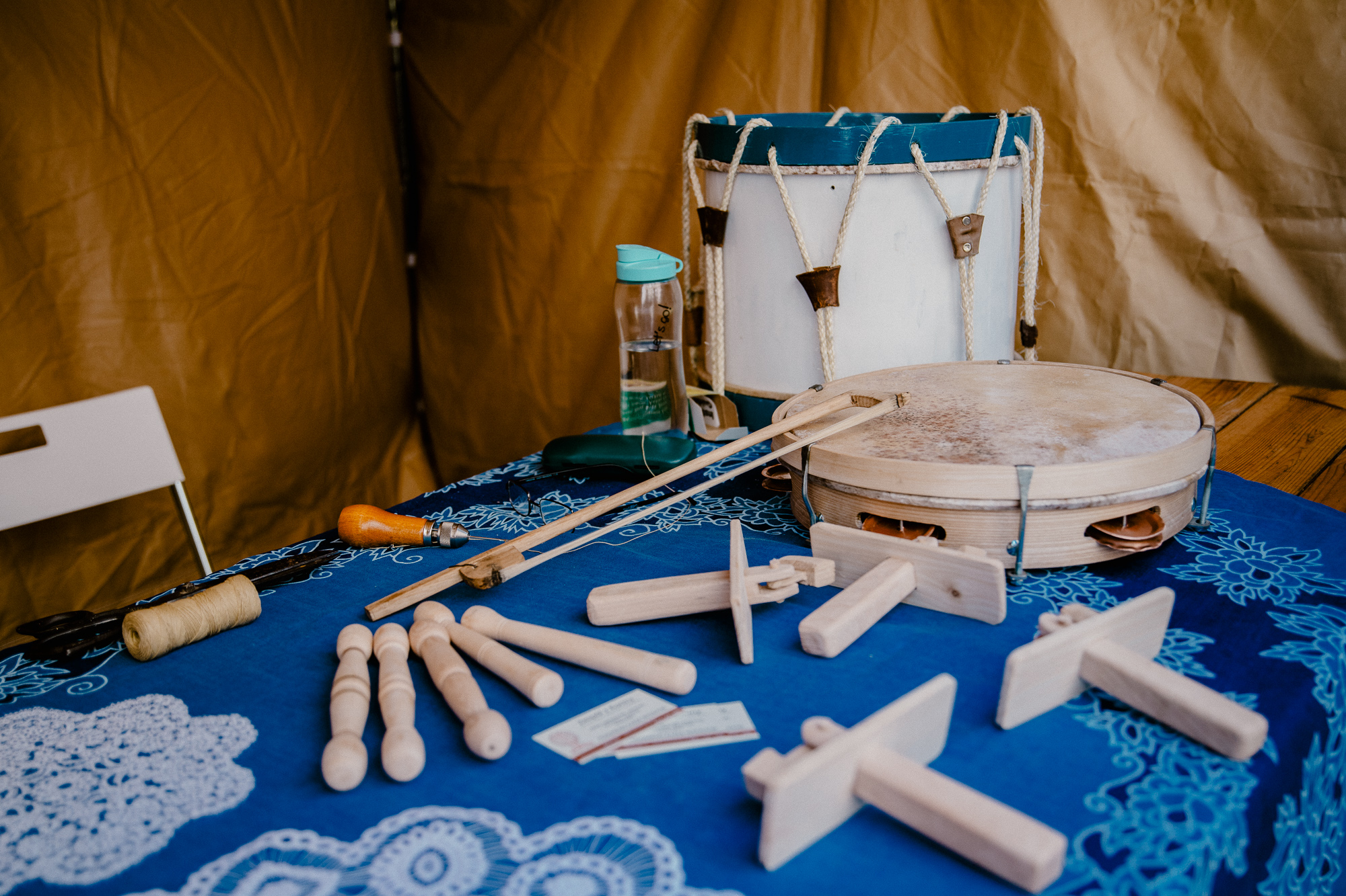 Drewniane instrumenty: bębenek, tamburyno, kołatki.