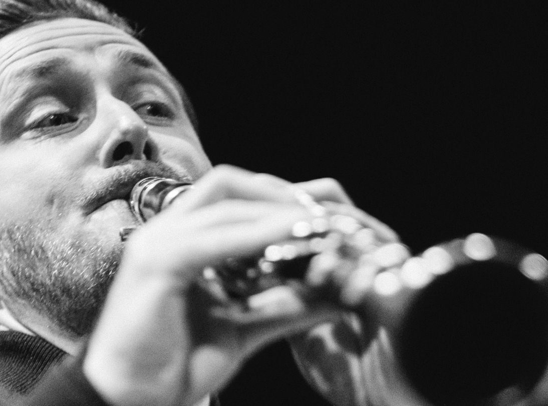 Czarno-biała fotografia Pawła Szamburskiego. Mężczyzna gra na klarnecie.