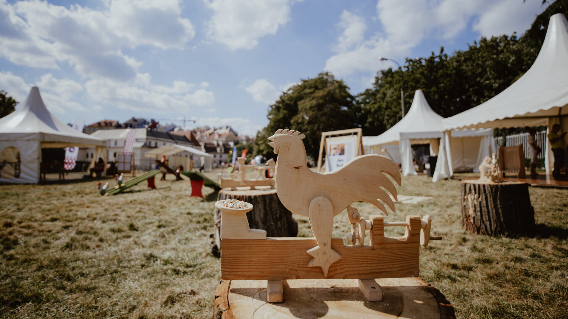 Drewniany kogut na Błoniach pod Zamkiem.