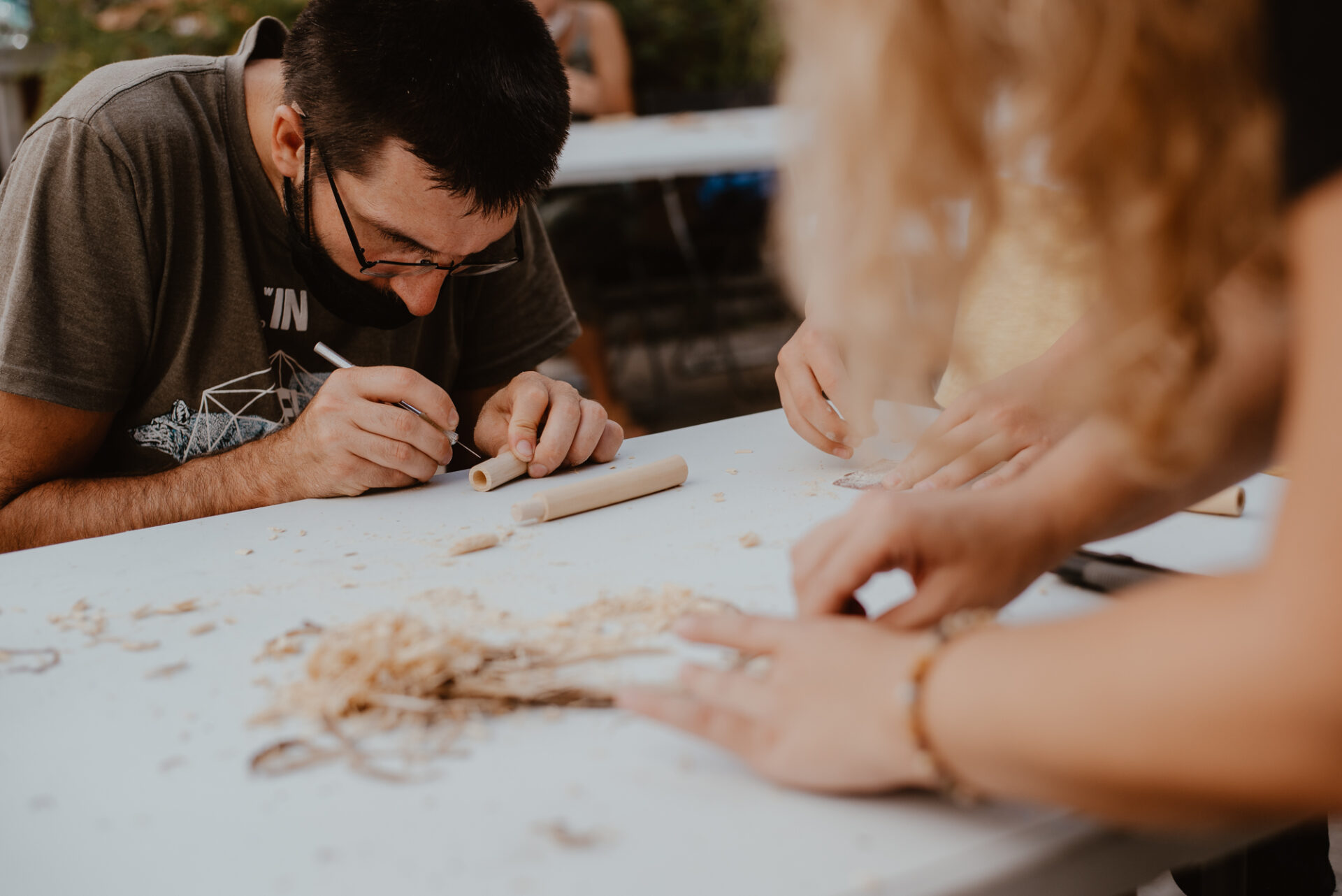 Mężczyzna rzeźbi w drewnie.