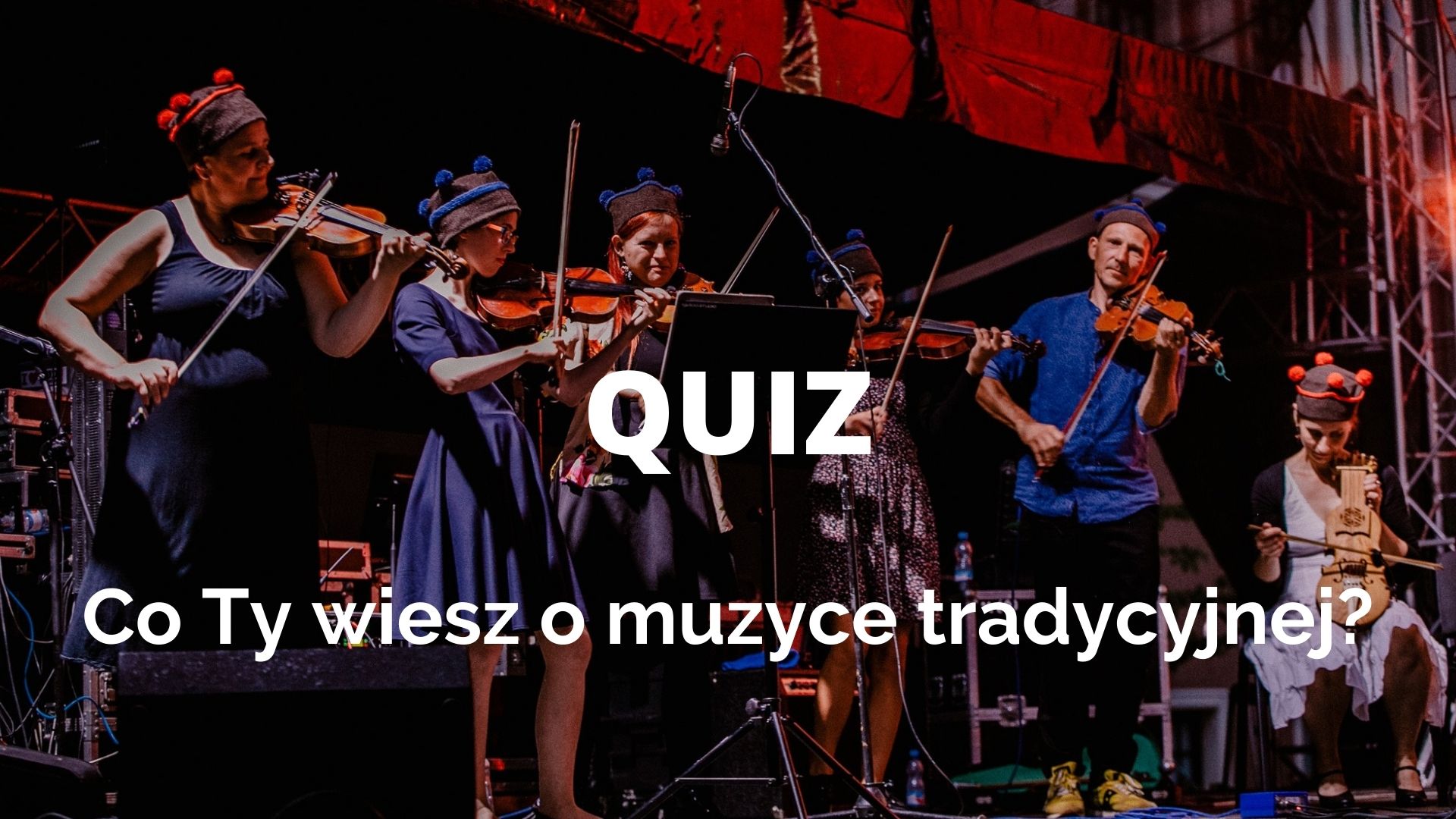 Członkowie Orkiestry Jarmarku Jagiellońskiego. Na środku napis: Quiz. Co Ty wiesz o muzyce tradycyjnej?