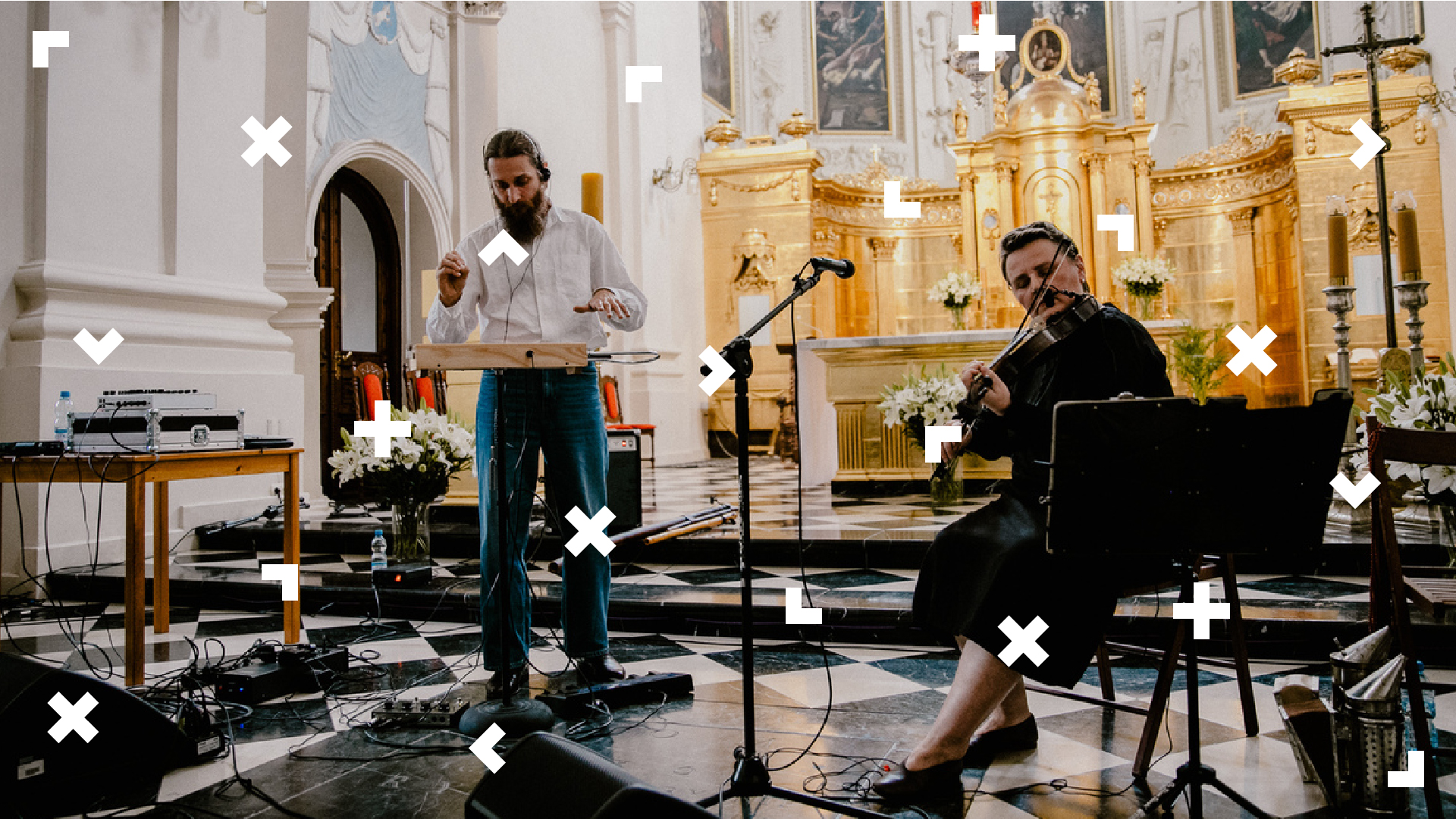 Wnętrze kościoła oo. Dominikanów. Po lewej stronie mężczyzna grający na bębenku, po prawej kobieta grająca na skrzypcach.