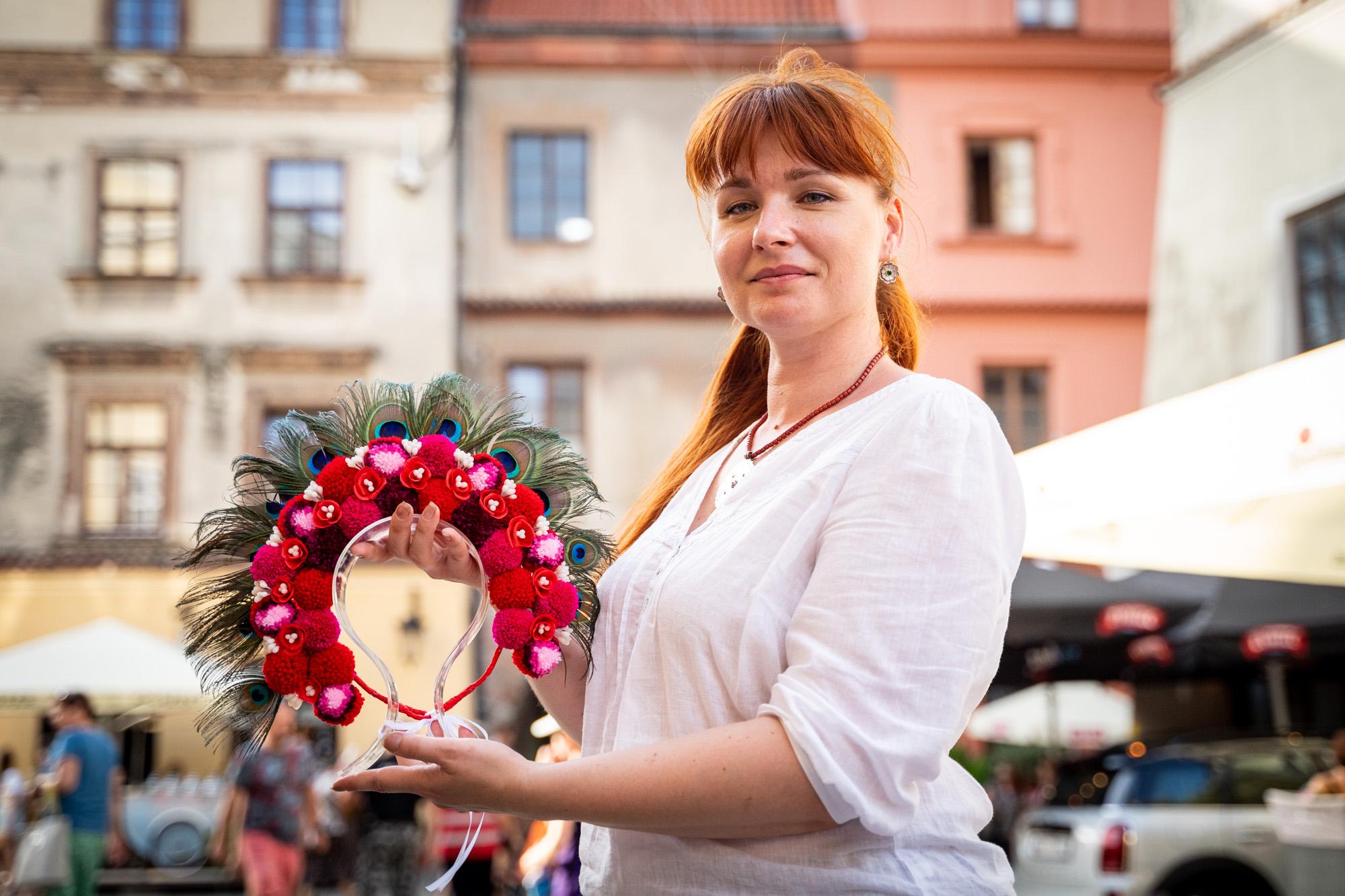 Olena Pochtaryova prezentuje wianki na głowę.