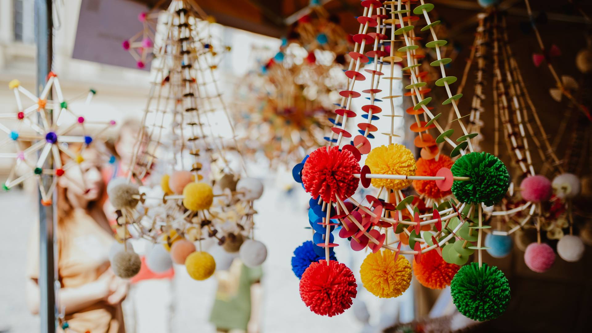 Pająki ludowe zrobione ze słomy i bibuły.