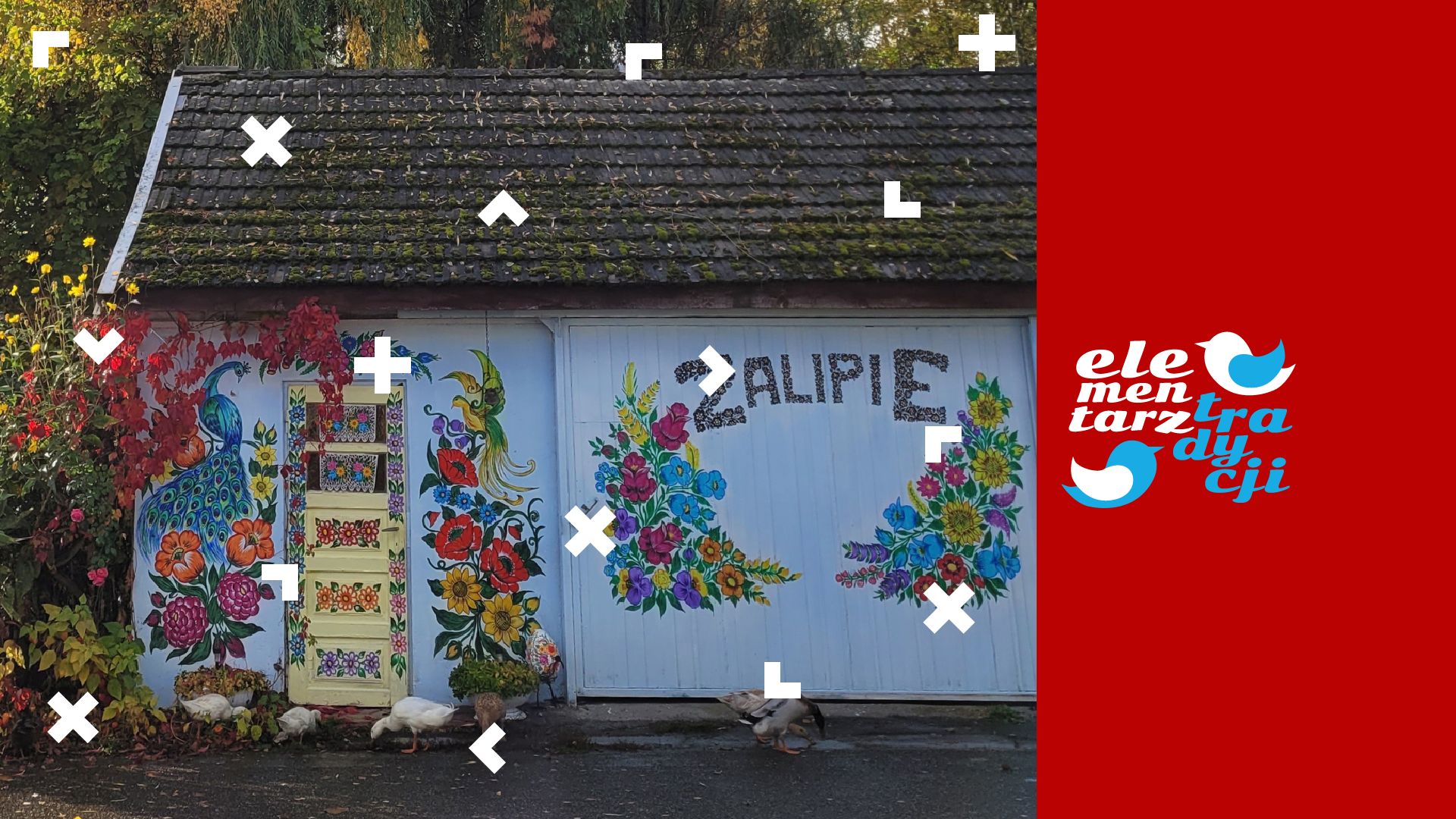 Drewniany dom pomalowany na biało, który ma na ścianach narysowane kwiaty.