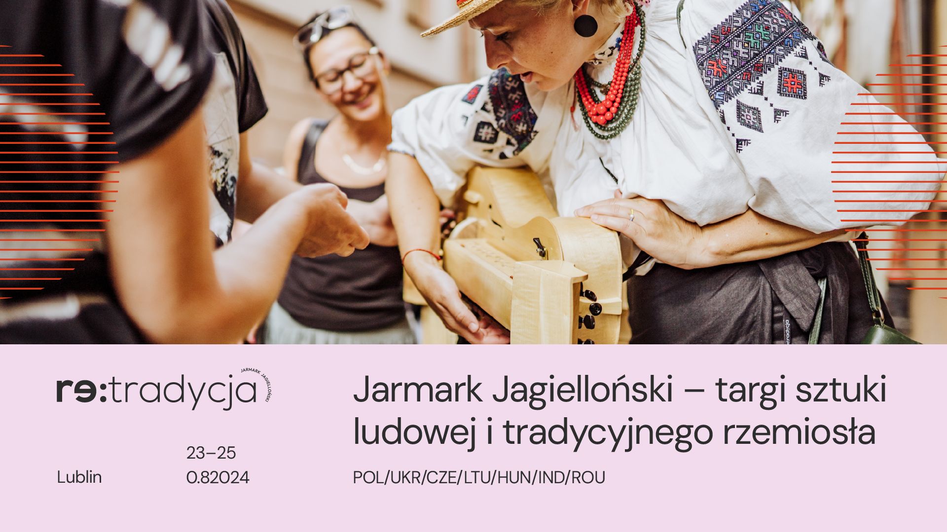 Twórczyni pokazuje, jak działa instrument. Napis: Jarmark Jagielloński - targi sztuki ludowej i tradycyjnego rzemiosła.