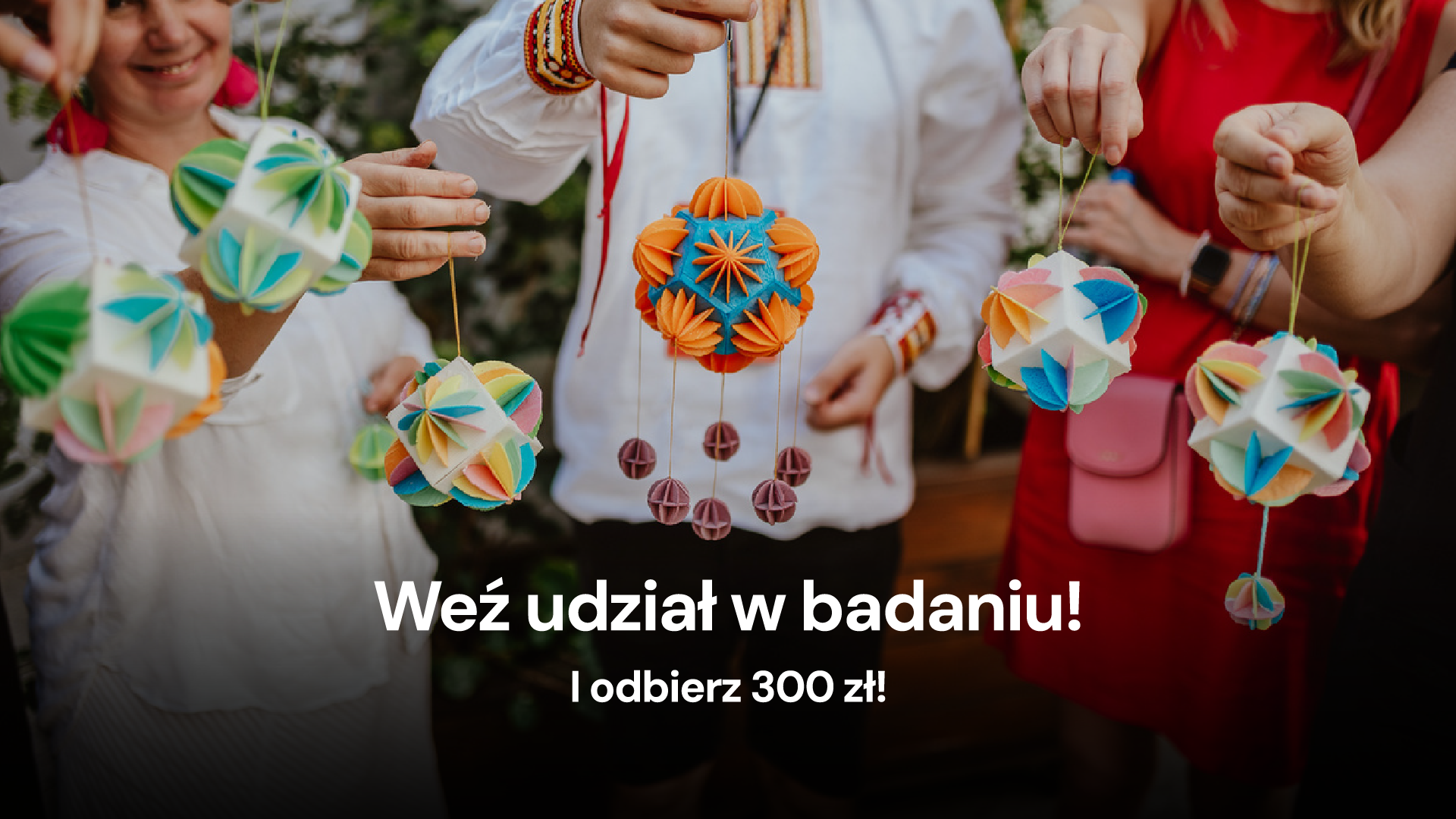Trzy kobiety i mężczyzna widoczne od szyi w dół. Trzymają w ręce światy z opłatka. Napis: Weź udział w badaniu i odbierz 300 zł!