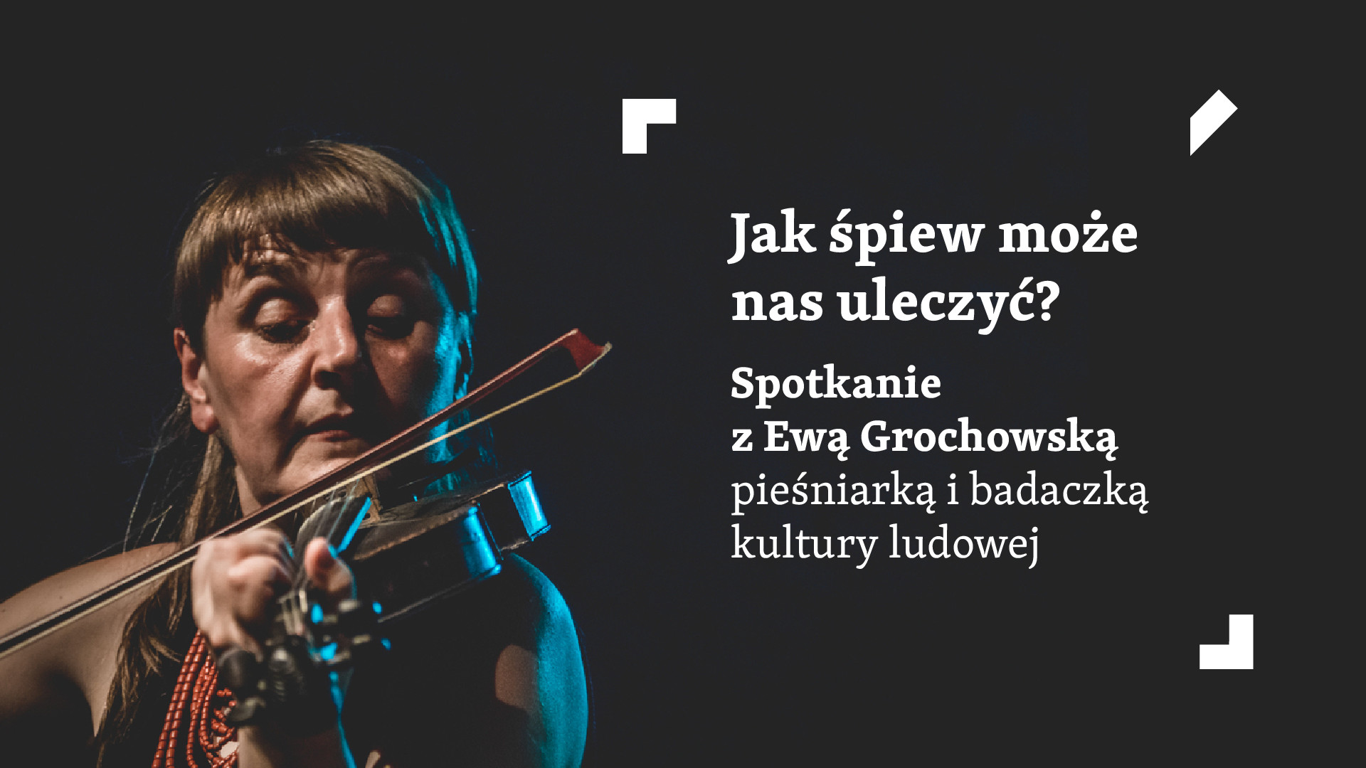 Grafika ze zdjęciem kobiety, która gra na skrzypcach i napis: Jak śpiew może nas uleczyć? Spotkanie z Ewą Grochowską, pieśniarką i badaczką kultury ludowej.