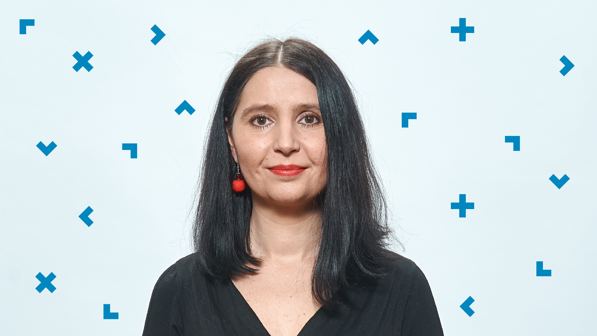 Portret kobiety z długimi czarnymi włosami.