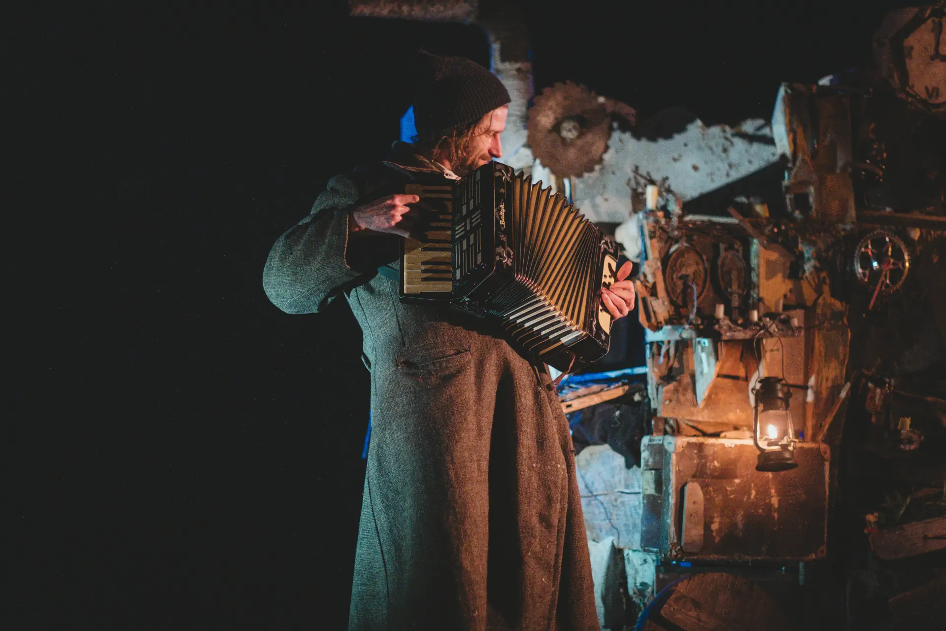 Mężczyzna gra na akorderonie.