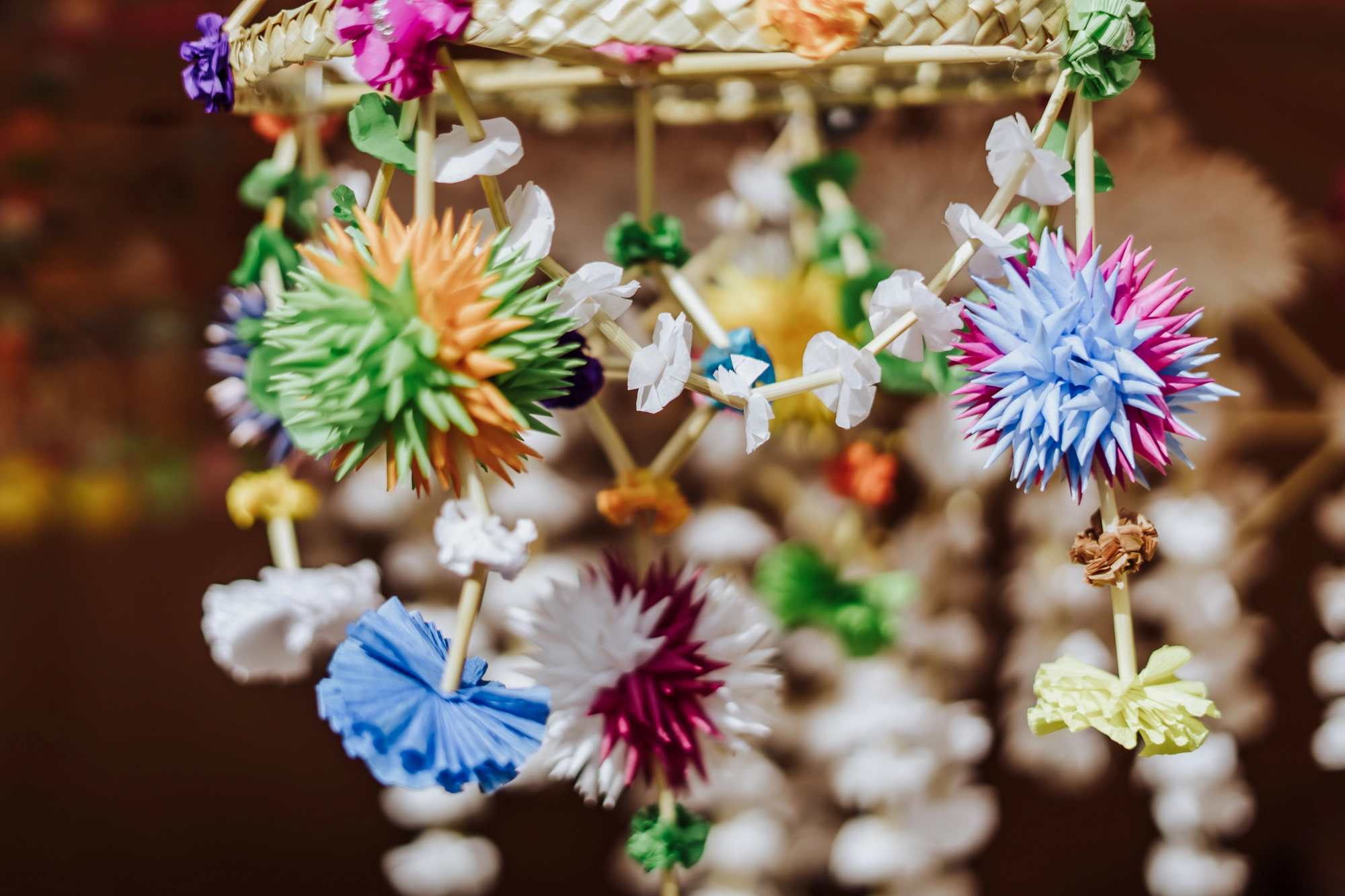 Zbliżenie na pająka ze słomy.