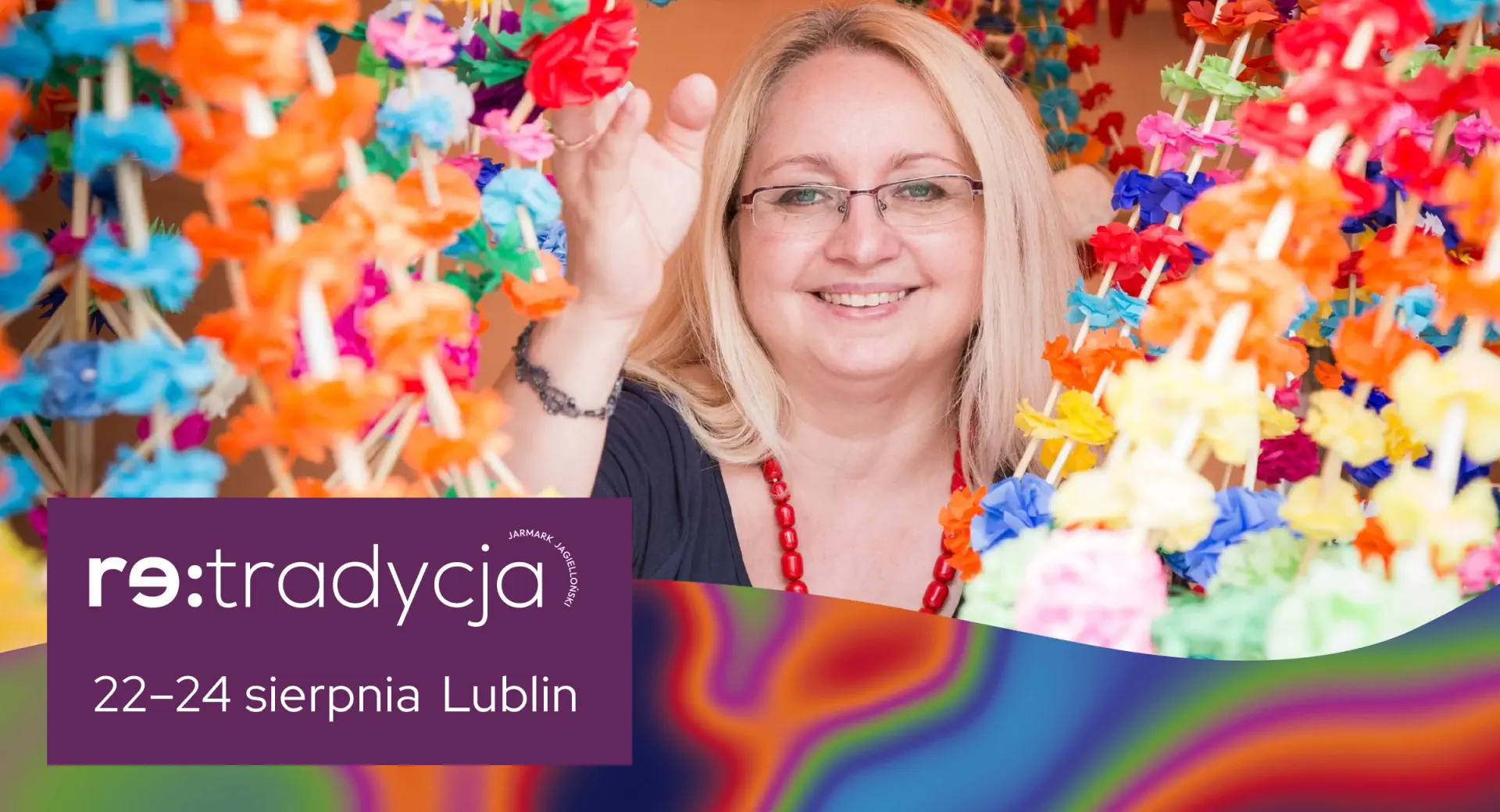Kobieta stoi przy pająkach ze słomy. Napis: retradycja. 22-24 sierpnia Lublin.