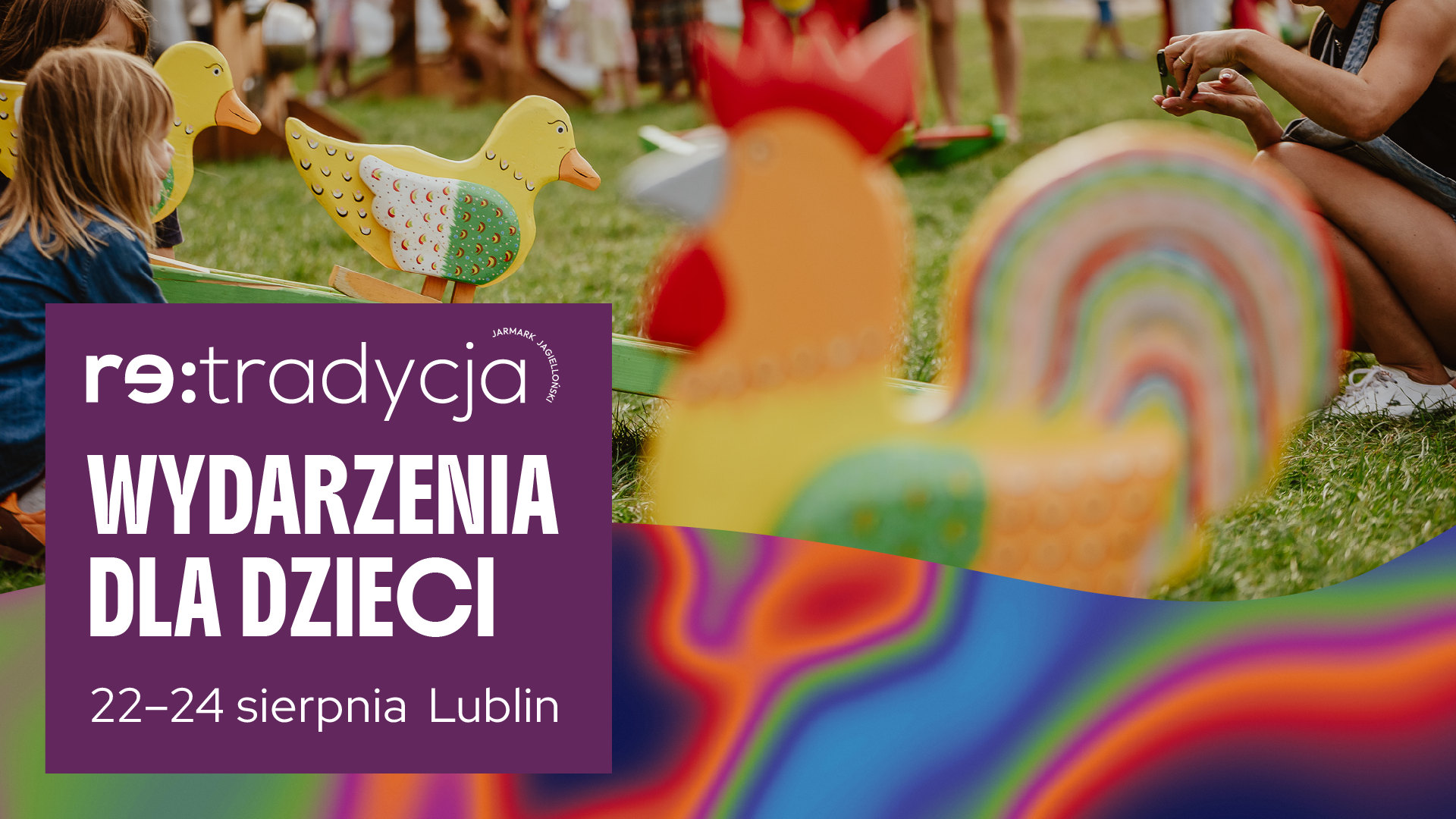 Drewniane zabawki na Błoniach. Napis: Wydarzenia dla dzieci.