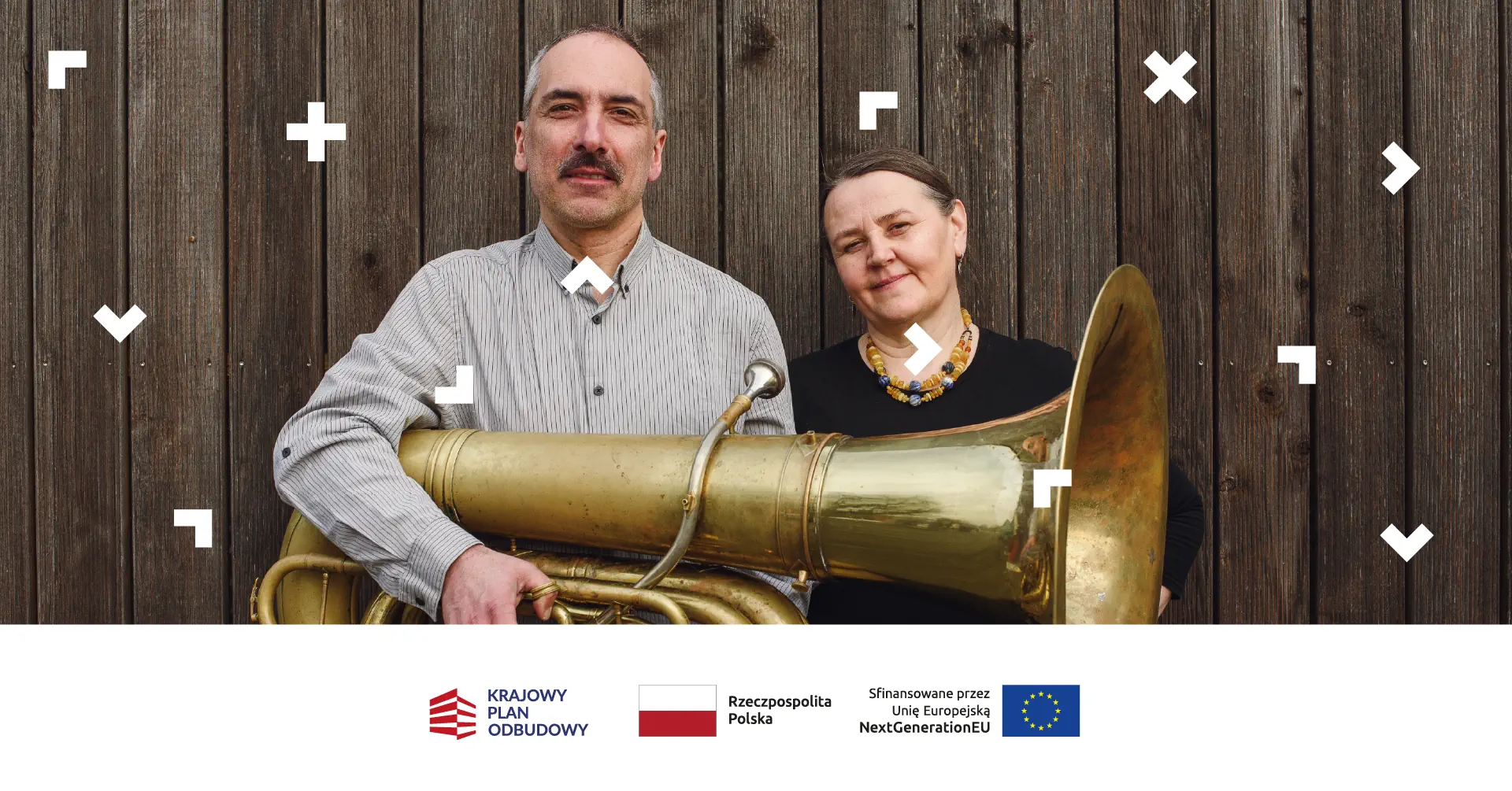 Kobieta i mężczyzna trzymają w rękach puzon.