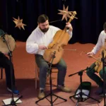 Część kapeli. Mężczyźni grają na bębnie obręczowym, basach i suce biłgorajskiej.