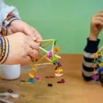 Zbliżenie na dłonie twórcy ludowego.