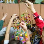 Kilkoro dzieci trzyma gotowe ozdoby.