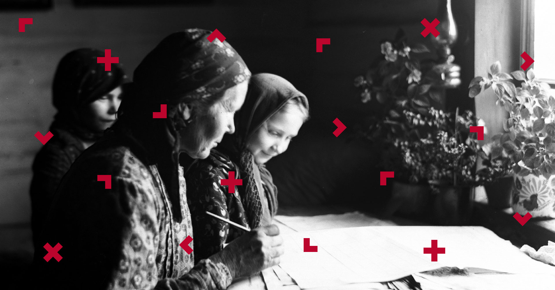 Kobieta z dwójką dzieci w strojach ludowych coś piszą na stole.